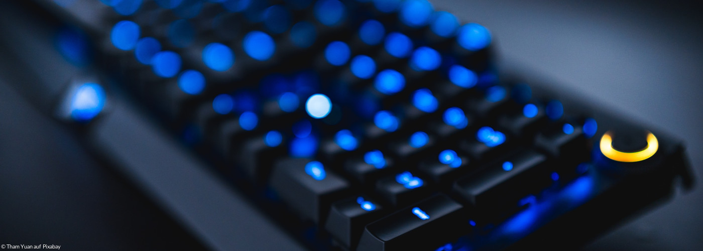 Eine Tastatur leuchtet von Innen heraus