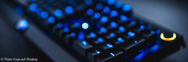 Eine Tastatur leuchtet von Innen heraus