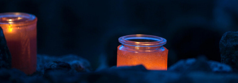 Windlichter auf Mauer